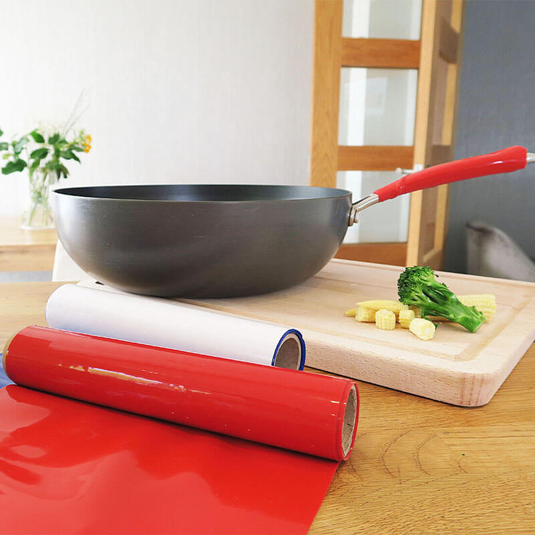 t-r-2-3-grip-roll-on-cookware-in-kitchen-with-food-1-web t-r-2-3-grip-roll-on-cookware-in-kitchen-with-food-1-web