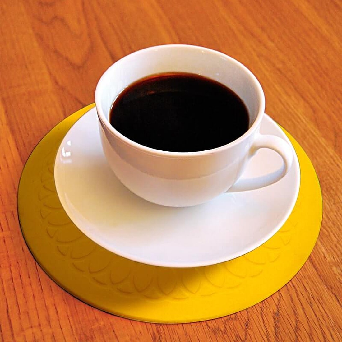 tc-19-3-yellow-circular-anti-slip-coaster-application-coffee-table-background