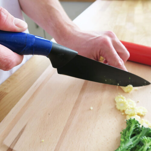 T-SAR+T-R-Grip-Reel+Roll-On-Knife-Handle-In-Kitchen-1