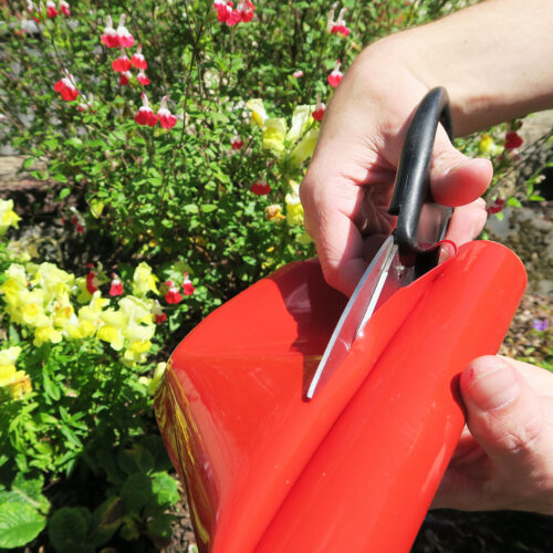 T-R-1+-Red-Grip-Roll-Cut-In-Garden-2