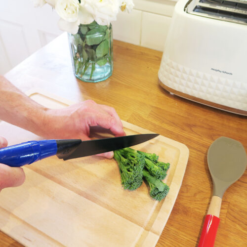 T-SAR+T-R-Grip-Reel+Roll-On-Knife-Handle-In-Kitchen-2