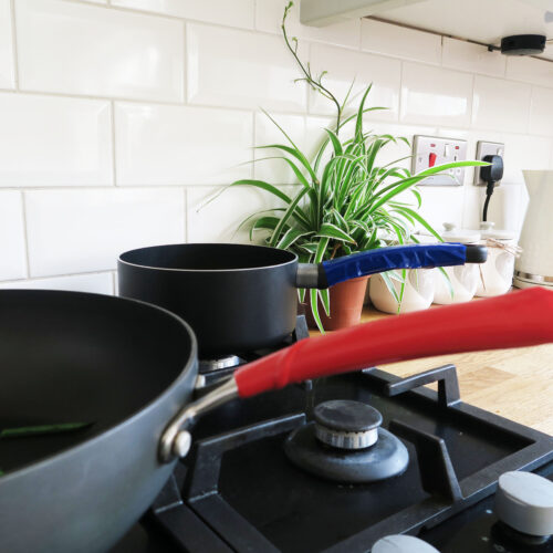 T-SAR+T-R-Grip-Reel+Roll-On-Pan-Handles-In-Kitchen-1